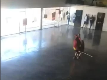 Dos presos se enfrentaron a cuchillazos en un penal en Chaco y uno murió Dos presos se enfrentaron a cuchillazos en un penal en Chaco y uno murió