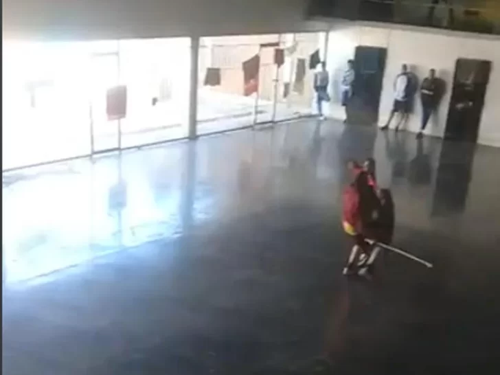 Dos presos se enfrentaron a cuchillazos en un penal en Chaco y uno murió Dos presos se enfrentaron a cuchillazos en un penal en Chaco y uno murió