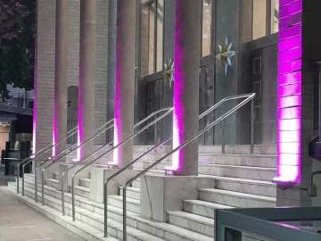 Por el Día Contra el Cáncer de Mama, la casa matriz del Banco San Juan se iluminó de rosa Por el Día Contra el Cáncer de Mama, la casa matriz del Banco San Juan se iluminó de rosa