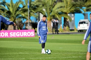 Scaloni paró dos equipos y ya tendría el 11 titular para jugar en San Juan Scaloni paró dos equipos y ya tendría el 11 titular para jugar en San Juan