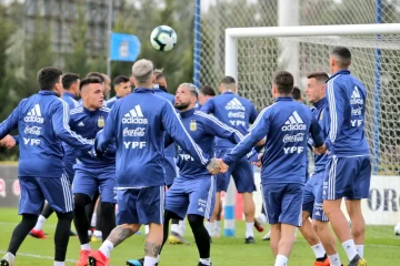 Otra vez Scaloni mezcló los equipos en la práctica Otra vez Scaloni mezcló los equipos en la práctica
