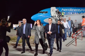 CFK: “Hay dirigentes que dejaron a la Argentina patas para arriba” CFK: “Hay dirigentes que dejaron a la Argentina patas para arriba”