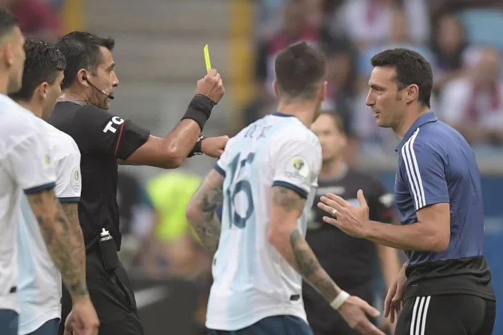 Scaloni se convirtió en el primer DT amonestado en la Copa América Scaloni se convirtió en el primer DT amonestado en la Copa América