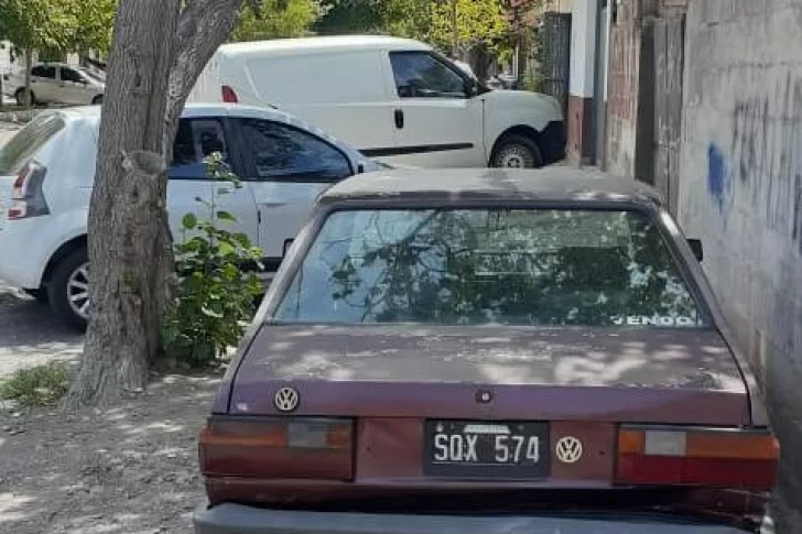 Denuncian que clientes de un gimnasio estacionan en la vereda e impiden la circulación