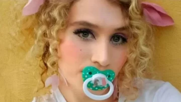 Tiene 28 años, se siente bebé, usa chupete y pañales, y se duerme con cuentos de hadas