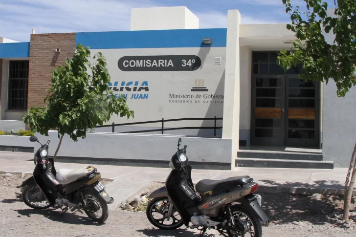 Investigan a 5 policías por golpear a un chico que robó 2 cascos en una seccional