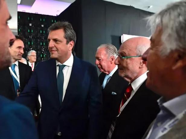 El Gobierno negocia un aumento de las naftas inferior al 10 por ciento