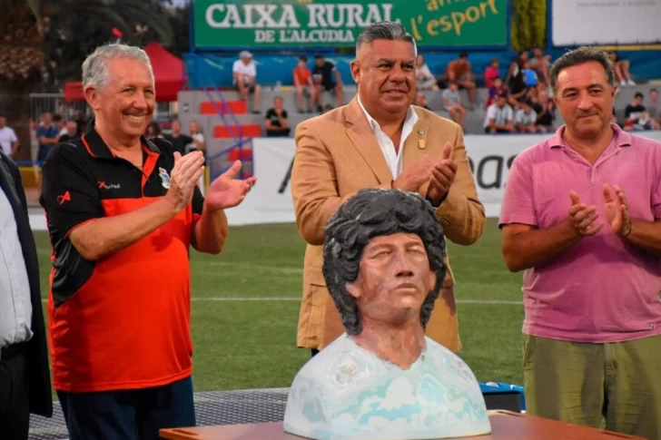 Maradona, con otra escultura