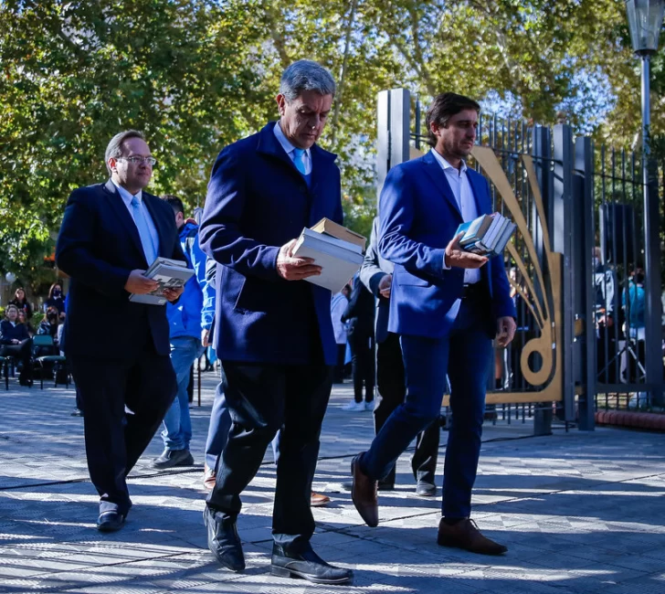 Emotivo acto en la plaza