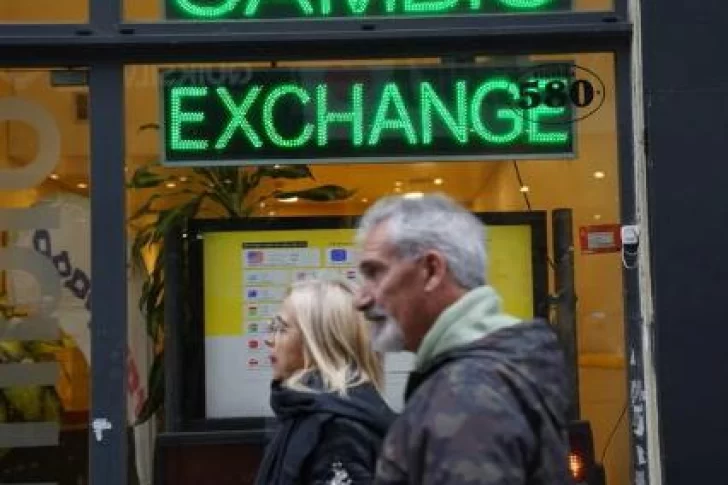 Dólar blue subió $7 para cerrar en $298