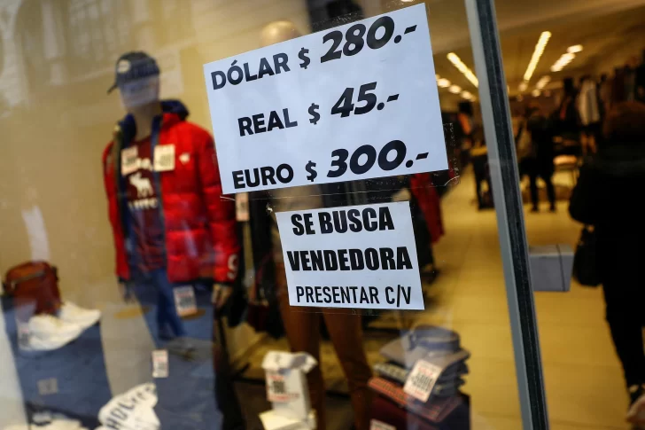 El dólar blue corrió y frenó hasta quedar en 260 pesos