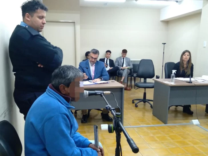 Está casi ciego, tiene dos condenas por delitos sexuales ¿y abusó de tres hijos?