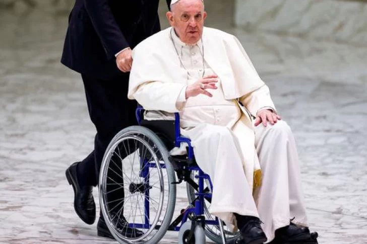 El Papa empezó a usar silla de ruedas