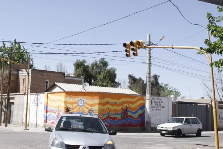 General Acha y Progreso, la esquina donde más pasan el semáforo en rojo