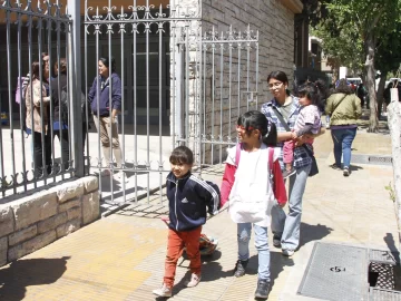 Dicen que 200 escuelas terminarán este año con la hora extra de clase Dicen que 200 escuelas terminarán este año con la hora extra de clase