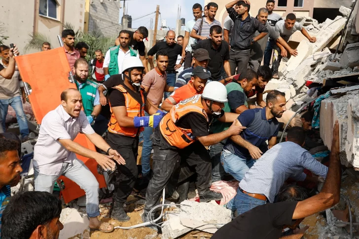 Más de 600 muertos en Israel y al menos cien cautivos en Gaza