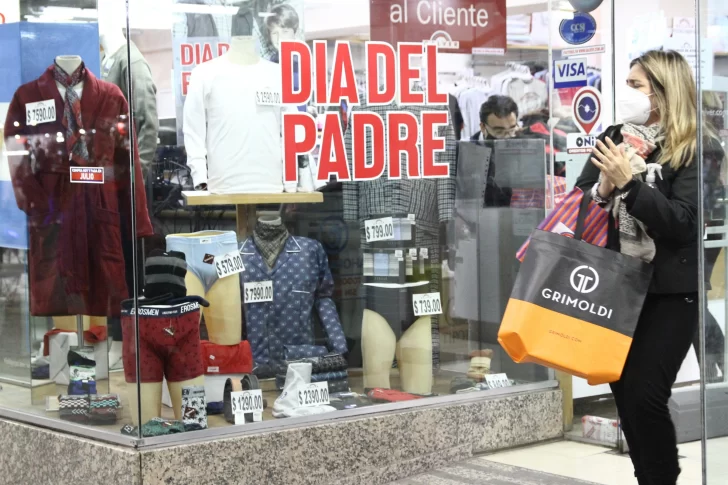 Ropa, calzado y vinos vienen con descuentos para el Día del Padre