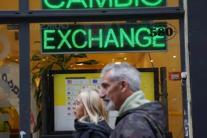 El dólar blue, sin frenos, cada vez más cerca de los $1.000