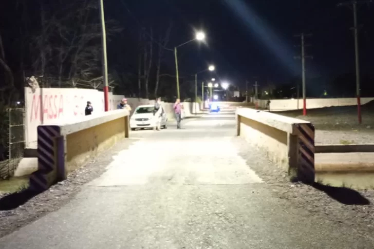 Se estrelló en moto contra la baranda de un puente, cayó al agua y fue su final