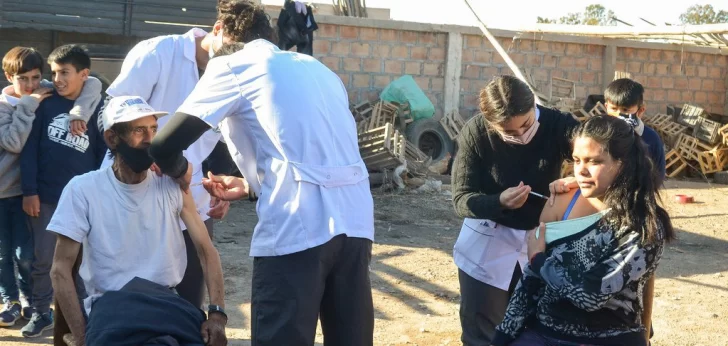 Los casos locales de covid continúan en baja, igual piden seguir cuidándose Los casos locales de covid continúan en baja, igual piden seguir cuidándose