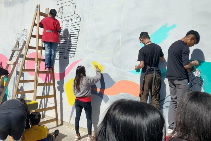 Pintaron un gran mural en su colegio para embellecerlo y dejar su huella