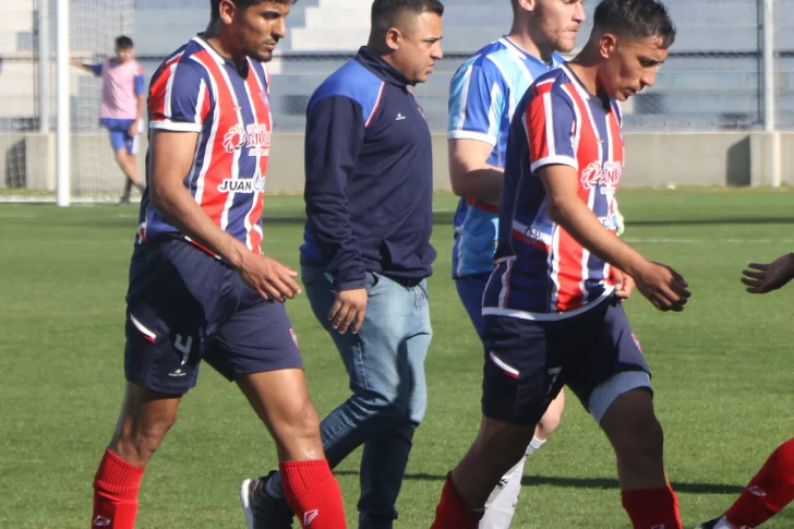 Peñarol camina por la cornisa del descenso