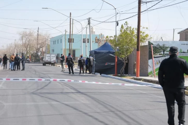 En moto y sin casco, chocó una pared y no sobrevivió