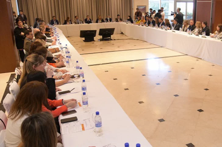 Uñac le propuso a la Corte usar herramientas de Internet en la prevención de suicidios