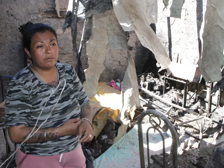 Equipó una pieza para vivir con su hija y a los 2 meses un incendio les destruyó todo