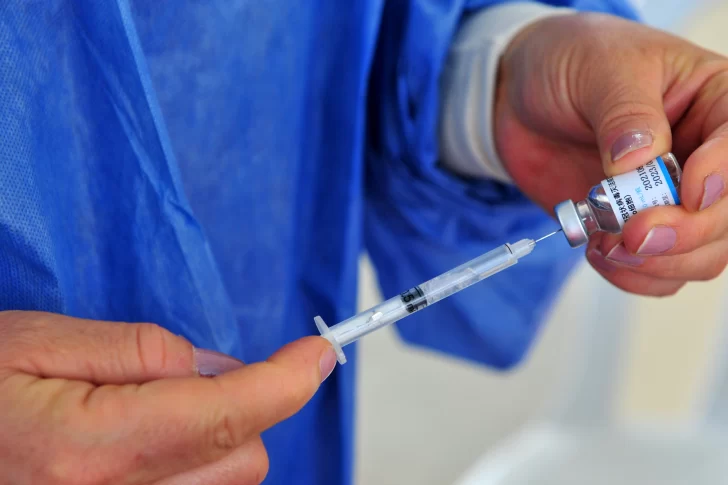 Covid: insisten en la vacunación y los cuidados pero no se habla de medidas