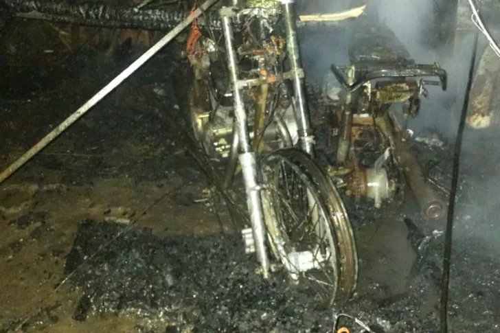 Cuatro motos, muebles y casi toda la casa fueron dañados por un incendio