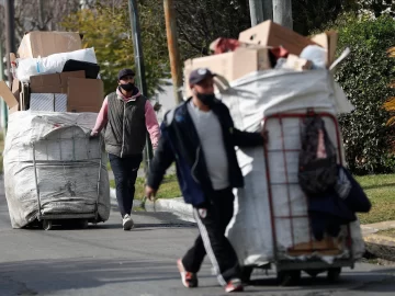 El dólar blue sube unos 10 pesos para cerrar en 301