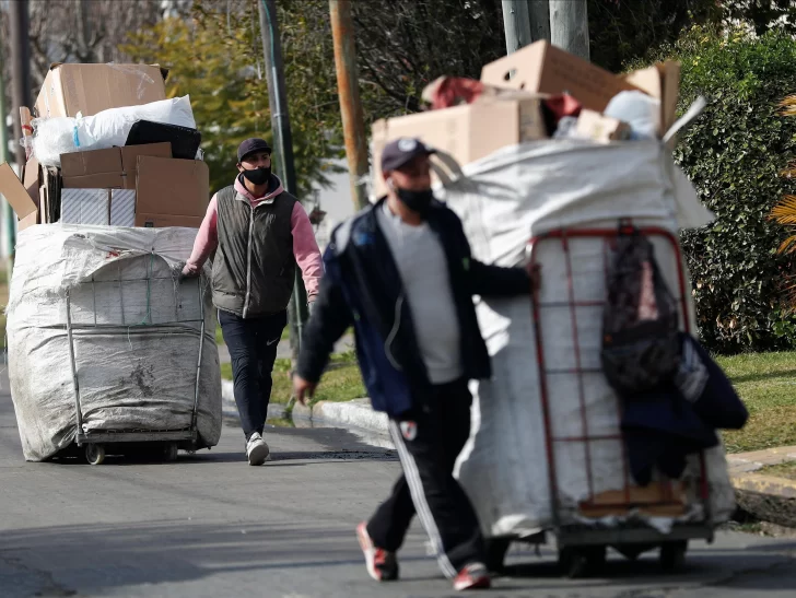 El dólar blue sube unos 10 pesos para cerrar en 301