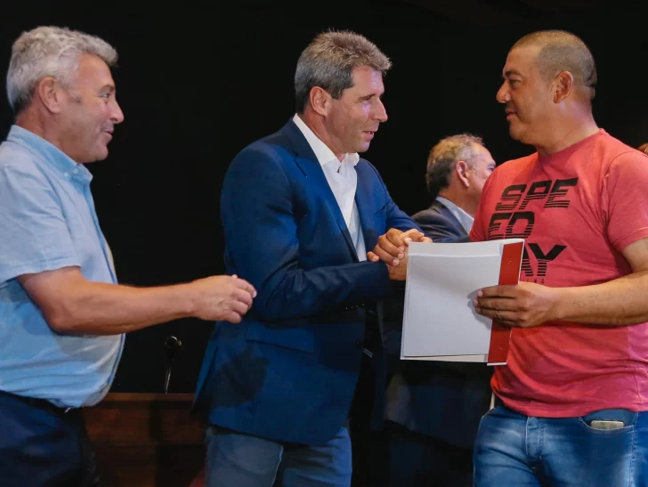 Escrituras de viviendas para 175 familias