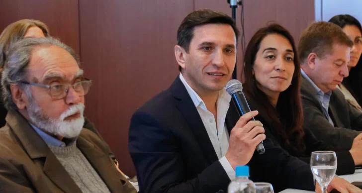 Destinan casi $350 millones para dar un aumento a contratados y municipales Destinan casi $350 millones para dar un aumento a contratados y municipales