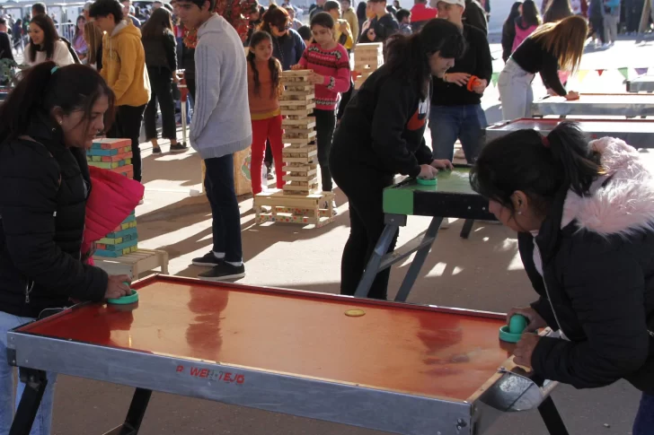 Un gran patio de juegos que atrajo a chicos y a grandes