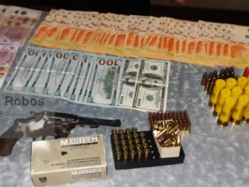 Padre e hija caen con arma, balas y dólares Padre e hija caen con arma, balas y dólares