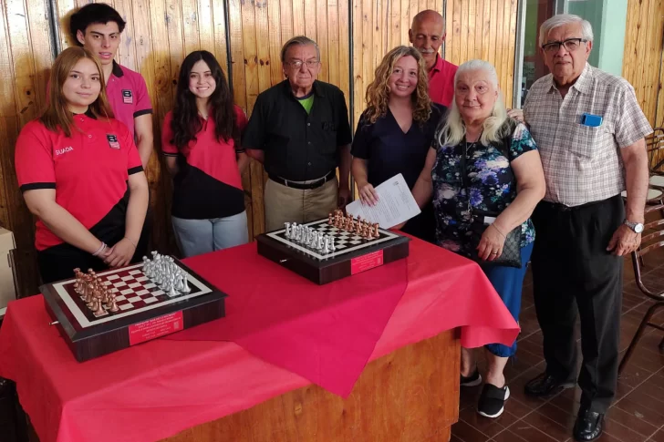 Alumnos hicieron creativos tableros de ajedrez para divertir a los abuelos