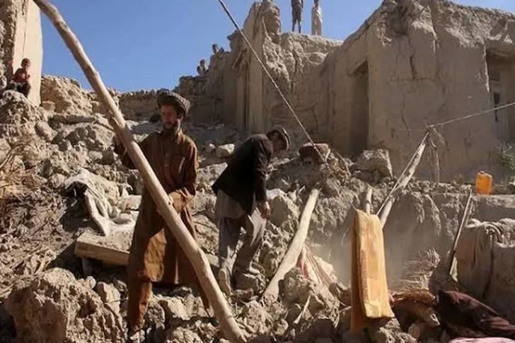 Histórico sismo sacude a Afganistán: mil muertos
