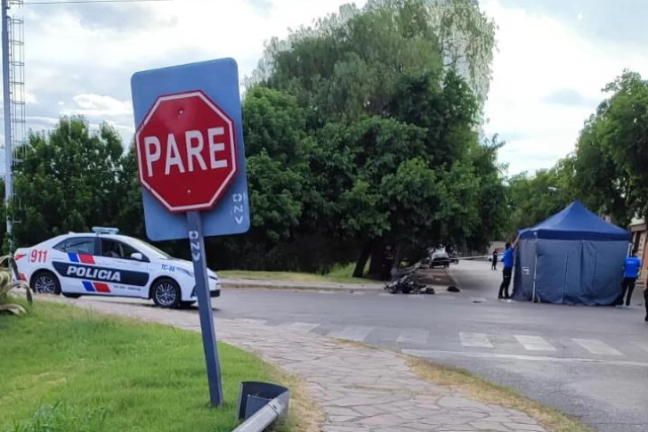 Un joven en auto debía parar, no lo hizo y provocó un accidente mortal en Capital
