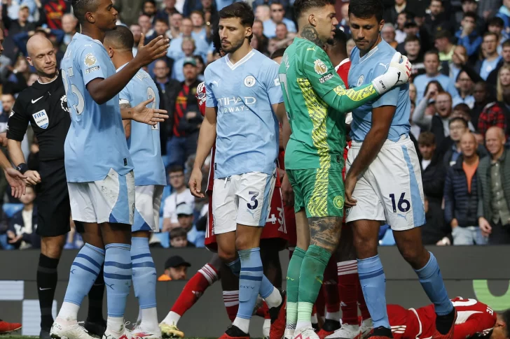 El Manchester City, con Álvarez, no afloja en su paso demoledor