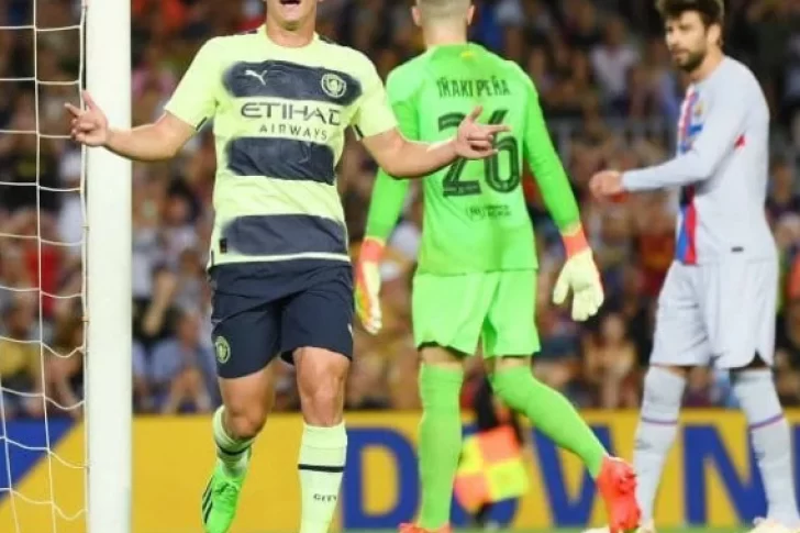 Julián Álvarez le hizo un gol al Barcelona