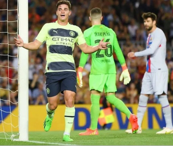 Julián Álvarez le hizo un gol al Barcelona