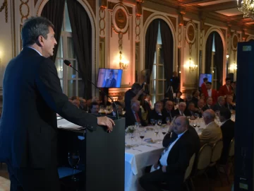 Massa sale al cruce de los que presionan por la devaluación