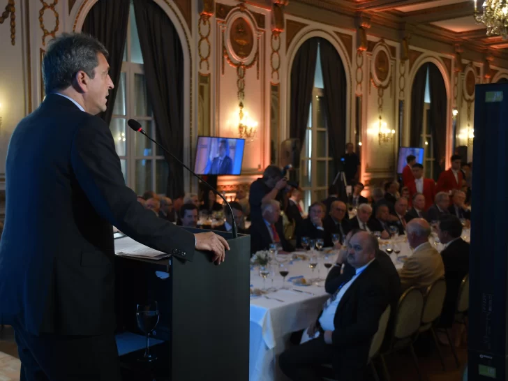 Massa sale al cruce de los que presionan por la devaluación