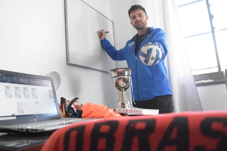 Tras 12 años como jugador y técnico de Obras se retiró Santiago Paredes