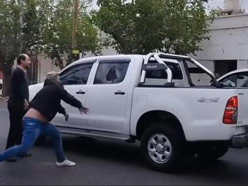 Una mujer quemó con agua a su ex y buscó prenderse fuego dentro de su auto Una mujer quemó con agua a su ex y buscó prenderse fuego dentro de su auto