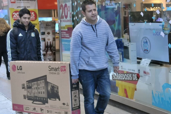 Dos entidades piden a los bancos ampliar el límite de crédito de tarjetas