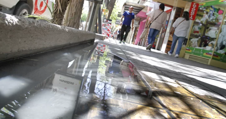 La vereda de Laprida aún está con líquido cloacal