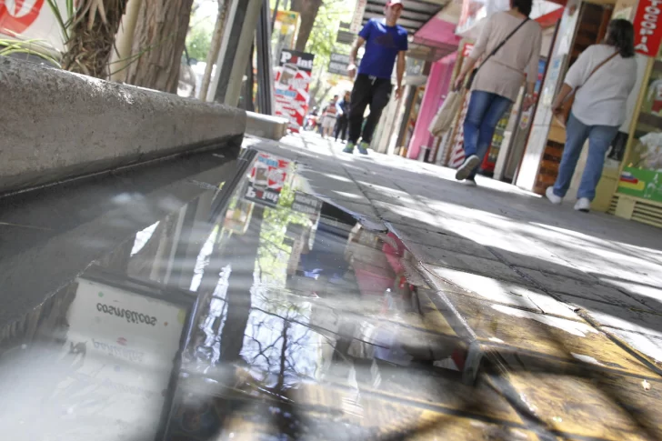 En pleno microcentro, una vereda se volvió una cloaca a cielo abierto